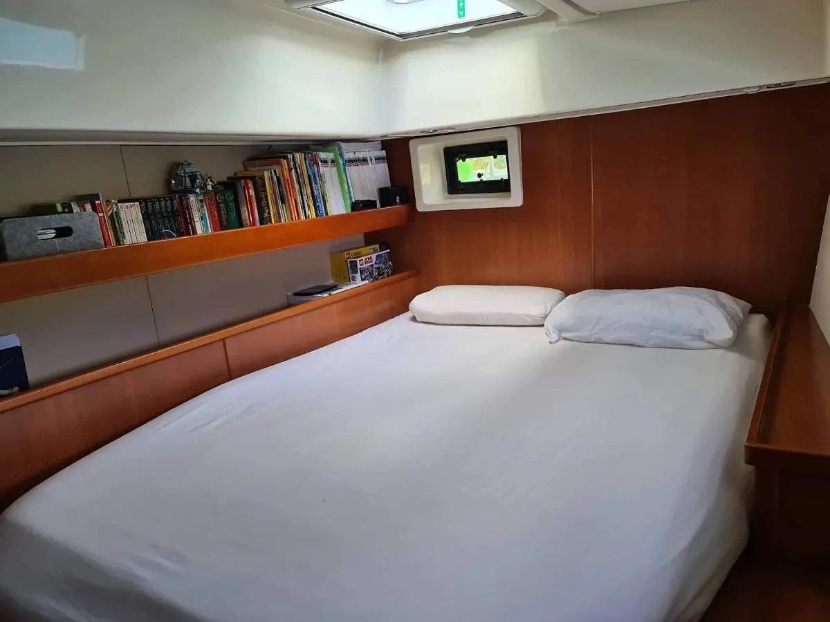 Catamaran Hello World Hotel Bora Bora