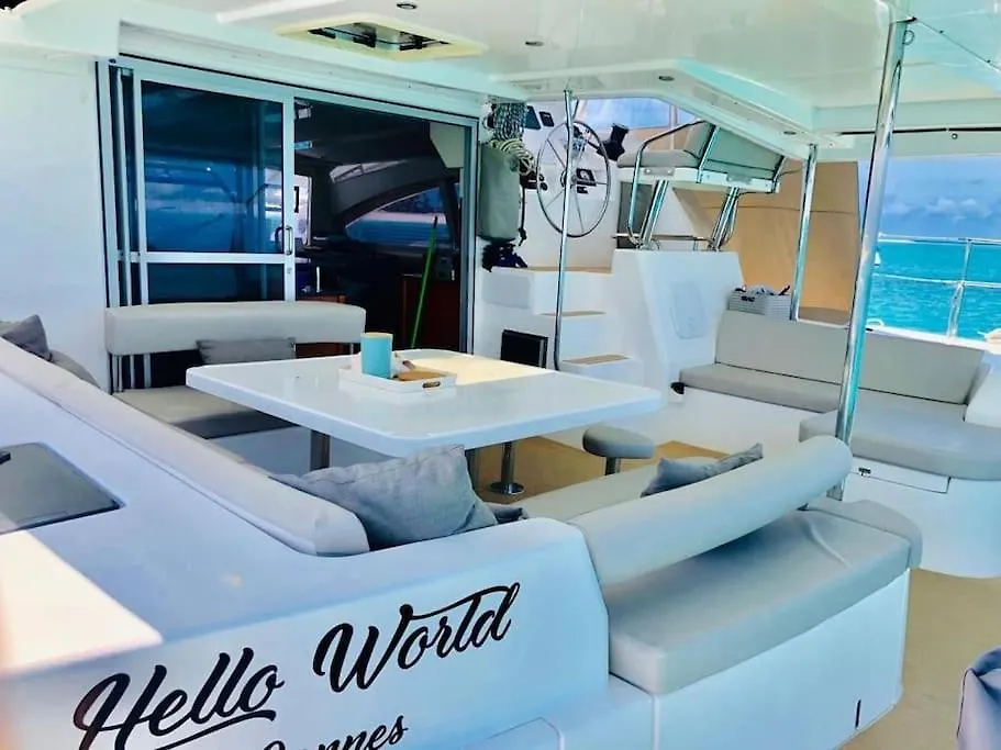 Catamaran Hello World Hotel Bora Bora