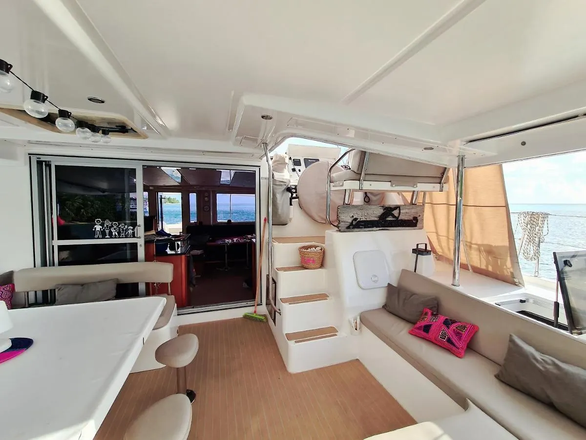 Catamaran Hello World Hotel Bora Bora 0*,