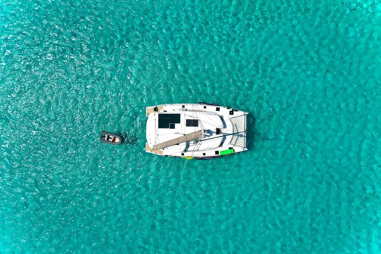 Botel Catamaran Hello World Hotel Bora Bora